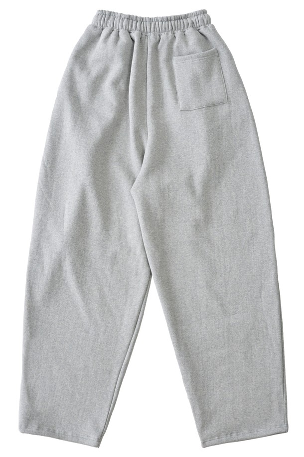 부드러운 촉감의 소프트 커브드 기모 스웨트팬츠 (그레이)입니다. 넉넉한 와이드, 루즈, 커브드 핏으로 편안한 착용감을 선사하며, 겨울, 가을 시즌에 따뜻하게 입을 수 있습니다. 안감은 기모 처리되어 보온성을 높였으며, 허리 밴딩과 스트링으로 조절 가능하고, 실용적인 포켓 디테일이 있습니다. 일상, 캐주얼룩은 물론, 집콕룩, 산책룩, 여행룩 등 다양한 TPO에 활용 가능하며, 캐주얼, 미니멀, 클래식 스타일을 즐겨 입는 분들께 추천합니다.
