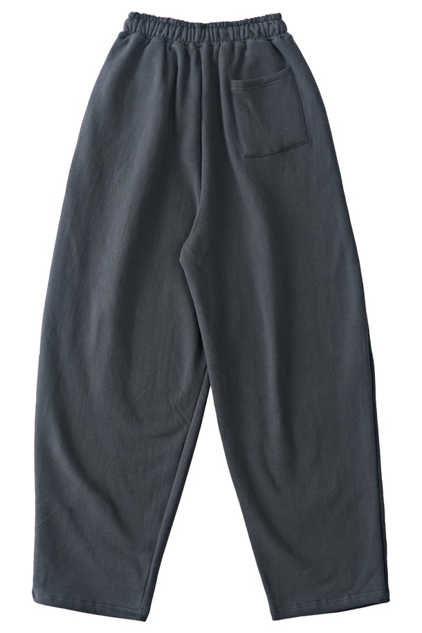 부드러운 촉감의 소프트 커브드 기모 스웨트팬츠 (차콜)입니다. 넉넉한 루즈핏과 와이드 디자인으로 편안한 착용감을 선사하며, 겨울과 가을에 따뜻하게 입을 수 있습니다. 허리 스트링과 포켓 디테일이 실용성을 더하고, 커브드 디자인으로 세련된 핏을 연출합니다. 안감은 기모 처리되어 포근하며, 캐주얼, 베이직, 미니멀 스타일을 즐기는 여성분들께 추천합니다. 집콕룩, 산책룩 등 편안한 TPO에 잘 어울립니다.
