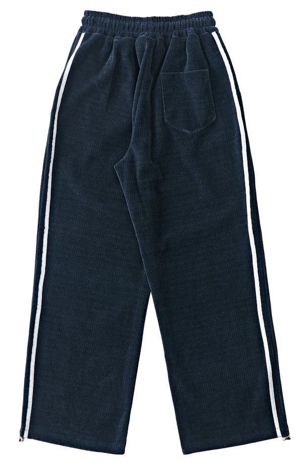 네이비 컬러의 트랙 세미 벨로아 와이드 팬츠는 여성들을 위한 캐주얼, 스포티, 스트리트 스타일의 바지입니다. 부드러운 벨루어 소재와 스판덱스 혼방으로 제작되어 편안한 착용감을 선사하며, 봄, 가을, 겨울 세 계절 모두 활용 가능합니다. 허리 스트링과 밴딩 디테일, 사이드 포켓, 핀턱 디테일, 신축성까지 갖춰 활동성을 높였습니다. 넉넉한 세미 와이드 핏으로 일상, 피트니스, 러닝, 워킹 등 다양한 TPO에 활용할 수 있습니다. 무지 디자인과 스트라이프 패턴으로 출시되어 취향에 맞게 선택 가능합니다.
