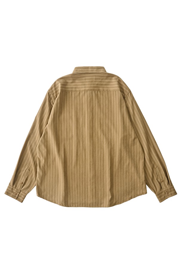 카멜 컬러의 누브크 텍스처 스트라이프 셔츠입니다. 유니섹스 디자인으로, 봄, 가을에 착용하기 좋으며, 비즈니스 캐주얼 및 일상복으로 활용 가능합니다. 부드러운 촉감의 폴리에스테르와 나일론 혼방 소재로 제작되었으며, 스탠다드핏과 카라넥 디자인으로 모던하고 베이직한 스타일을 연출합니다. 긴 소매, 포켓 디테일, 누보크 텍스처, 드레이프성이 특징이며, 클래식, 미니멀, 캐주얼 스타일을 선호하는 분들께 추천합니다.
