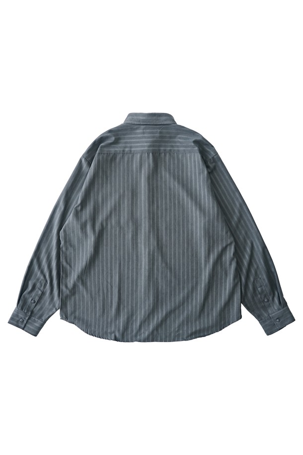 누브크 텍스처 스트라이프 셔츠 (차콜)는 남녀 공용으로 제작되어, 봄, 가을에 착용하기 좋은 긴소매 셔츠입니다. 차콜 및 그레이 컬러로 출시되었으며, 부드러운 촉감의 폴리에스테르와 나일론 혼방 소재를 사용하여 편안한 착용감을 제공합니다. 레귤러핏과 카라넥 디자인으로 클래식, 캐주얼, 미니멀 스타일을 연출하며, 일상 및 비즈니스 캐주얼, 출근룩에 적합합니다. 중간 두께감의 스트라이프 패턴으로 세련된 느낌을 더했습니다.
