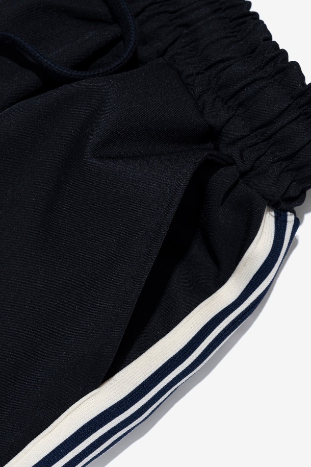 네이비 컬러의 투턱 테이핑 트레이닝 트랙팬츠는 스트리트 무드의 캐주얼한 스타일을 연출하기에 좋습니다. 폴리에스테르 소재로 제작되었으며, 사이드 테이핑과 투턱 디테일이 돋보입니다. 밴딩 처리된 허리와 와이드 루즈핏으로 편안하게 착용 가능하며, 봄, 여름 시즌에 활용하기 좋습니다.
