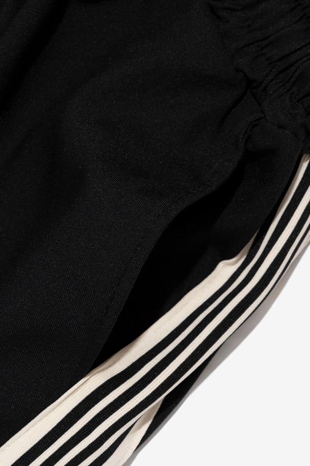 **투턱 테이핑 트레이닝 트랙팬츠 (블랙)**

일상과 스포츠 활동에 모두 적합한 남성용 트레이닝 팬츠입니다. 넉넉한 와이드핏과 긴 기장으로 편안함과 스타일을 동시에 잡았습니다. 폴리에스터 소재로 제작되어 활동성이 높고, 사이드 스트라이프 테이프와 투턱 디테일이 스포티하면서도 스트릿한 무드를 연출합니다. 밴딩 허리 디자인으로 편안한 착용감을 선사하며, 봄, 여름 시즌에 시원하게 입기 좋습니다. 동네 마실룩이나 여행룩으로 활용하기 좋은 캐주얼한 매력의 트레이닝 팬츠입니다.
