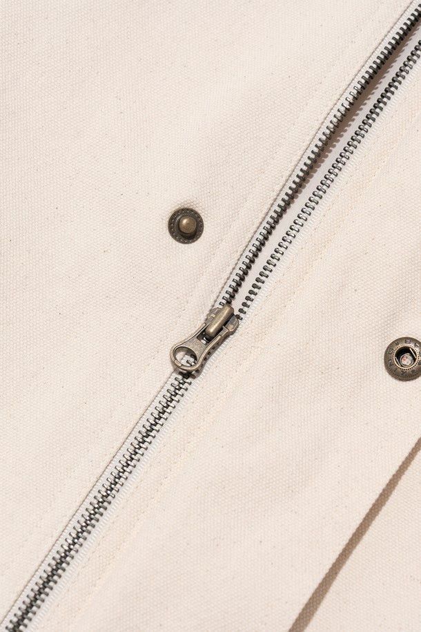 빈티지한 감성의 VINTAGE CANVAS WASHING WORK JACKET (IVORY)는 면 소재로 제작되어 편안한 착용감을 제공하며, 아이보리 색상으로 다양한 스타일에 매치하기 용이합니다. 레귤러 핏의 긴소매 워크 자켓 디자인으로, 양쪽 사이드 포켓과 트림 디테일, 히든 디테일이 더해져 심플하면서도 실용적인 멋을 냅니다. 봄, 가을 시즌에 일상복으로 활용하기 좋으며, 베이직하고 캐주얼한 스타일을 연출할 수 있습니다.
