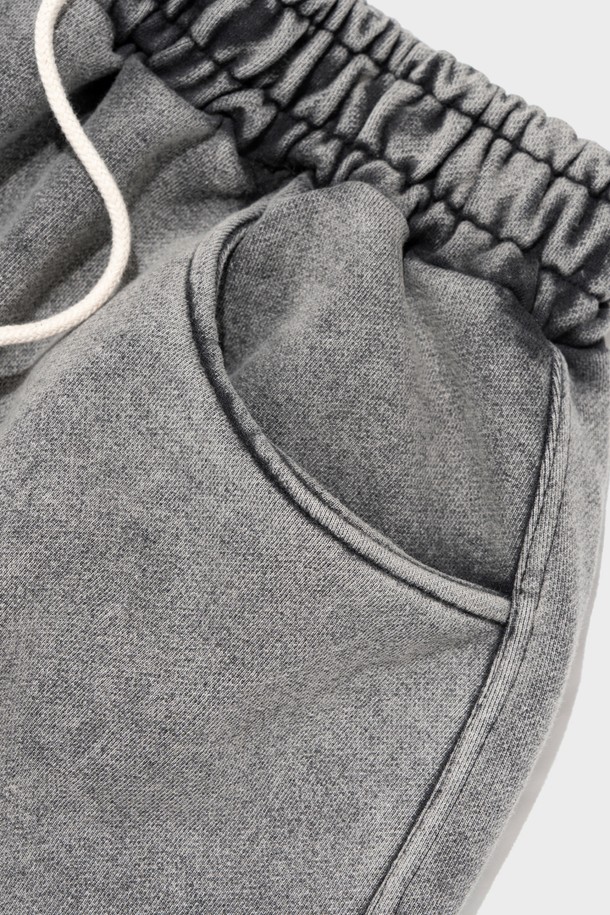 피그먼트 워싱으로 빈티지한 멋을 더한 PIG DYING BERMUDA PANTS (CHARCOAL)는 남성용 캐주얼 버뮤다팬츠입니다. 부드러운 면, 폴리에스테르 혼방 소재로 제작되었으며, 신축성 있는 허리 밴드와 릴랙스핏으로 편안한 착용감을 선사하고 뒷주머니 디테일로 포인트를 더했습니다. 차콜 블랙 색상의 무지 패턴 디자인으로 봄, 여름 시즌 일상복으로 활용하기 좋습니다.
