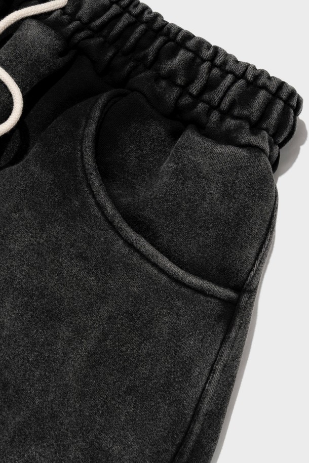 피그먼트 워싱으로 빈티지한 멋을 더한 차콜 블랙 색상의 남성용 버뮤다 팬츠입니다. 면과 폴리에스테르 혼방 소재로 제작되었으며, 신축성 있는 허리 밴드와 뒷주머니 디테일로 편안함과 실용성을 높였습니다. 루즈핏 디자인으로 캐주얼한 스타일을 연출하며, 봄, 여름철 일상복으로 적합합니다.
