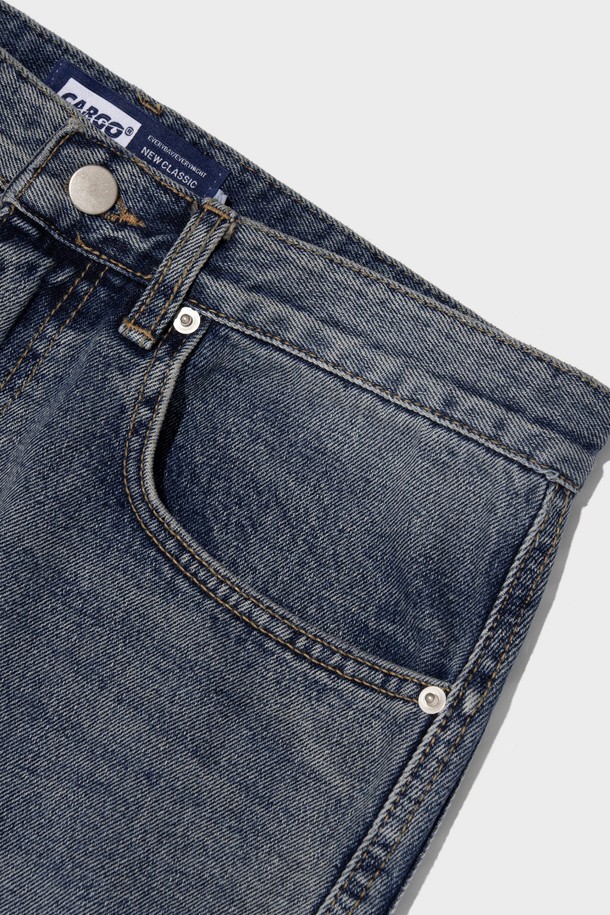 유니섹스 스타일의 CURVED FLARE DENIM PANTS (BLUE)는 사계절 착용하기 좋은 데님 팬츠입니다. 블루 블랙 색상의 이 데님 팬츠는 사이드 커브드 디테일과 밑단 플리츠, 긴 기장감이 특징이며, 허리 실루엣을 강조하는 슬림 부츠컷/플레어 핏으로 스트릿, 캐주얼 무드를 연출합니다. 데님과 면 소재로 제작되었으며, 무지 패턴의 보통 두께의 긴바지입니다.
