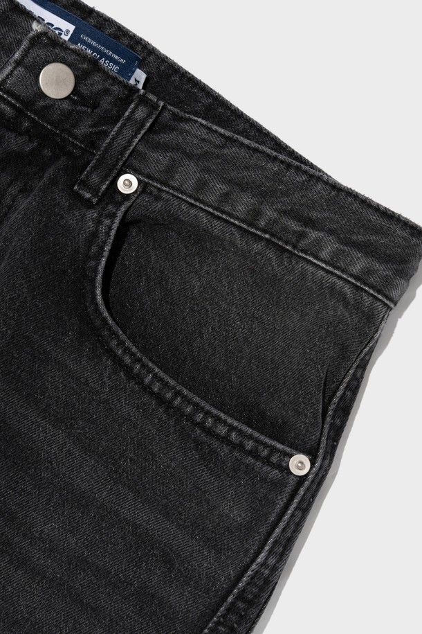 여성용 블랙 컬러의 CURVED FLARE DENIM PANTS입니다. 봄, 가을에 어울리는 데님 소재의 긴바지로, 하이웨스트 디자인과 플리츠 디테일, 곡선 사이드 컷팅이 특징입니다. 부츠컷, 플레어 핏으로 캐주얼한 스타일을 연출할 수 있습니다.
