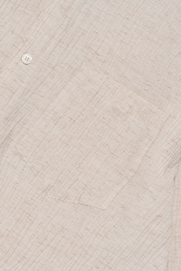 여름 시즌에 착용하기 좋은 아이보리 컬러의 썸머 링클 셔츠입니다. 레이온, 폴리에스테르, 린넨 혼방 소재로 제작되었으며, 주름 패턴과 세미오버핏으로 캐주얼하면서도 베이직한 스타일을 연출합니다. 얇은 두께감과 긴소매 디자인으로 일상에서 편안하게 입을 수 있는 공용 셔츠입니다.
