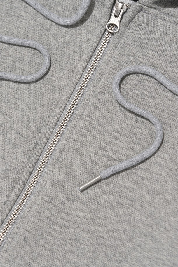 "2-Way 스웨트 후드집업 (그레이)"는 봄, 가을에 활용하기 좋은 공용 후드집업입니다. 부드러운 촉감의 면, 폴리에스테르 혼방 소재로 제작되었으며, 넉넉한 루즈핏과 드롭숄더 디자인으로 편안한 착용감을 제공합니다. 캐주얼하고 미니멀한 스타일을 연출하기 좋으며, 무지 디자인으로 다양한 룩에 활용하기 용이합니다. 일상생활과 산책 등 가벼운 활동에 적합한 아이템입니다.
