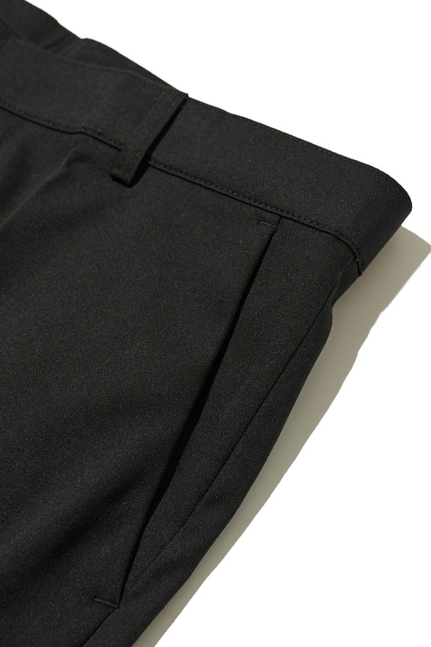 세미 와이드 슬랙스 (블랙)는 미니멀하고 베이직한 스타일을 추구하는 남성을 위한 사계절용 슬랙스입니다. 부드러운 촉감의 폴리에스테르와 스판덱스 혼방 소재로 제작되어 편안한 릴랙스핏을 제공하며, 깔끔한 실루엣을 연출합니다. 출근룩, 오피스룩, 비즈니스 캐주얼 등 다양한 TPO에 적합하며, 주름이 적어 관리가 용이합니다. 무지 디자인의 긴 기장 바지로, 미니멀, 클래식, 시크 스타일을 선호하는 분들께 추천합니다.
