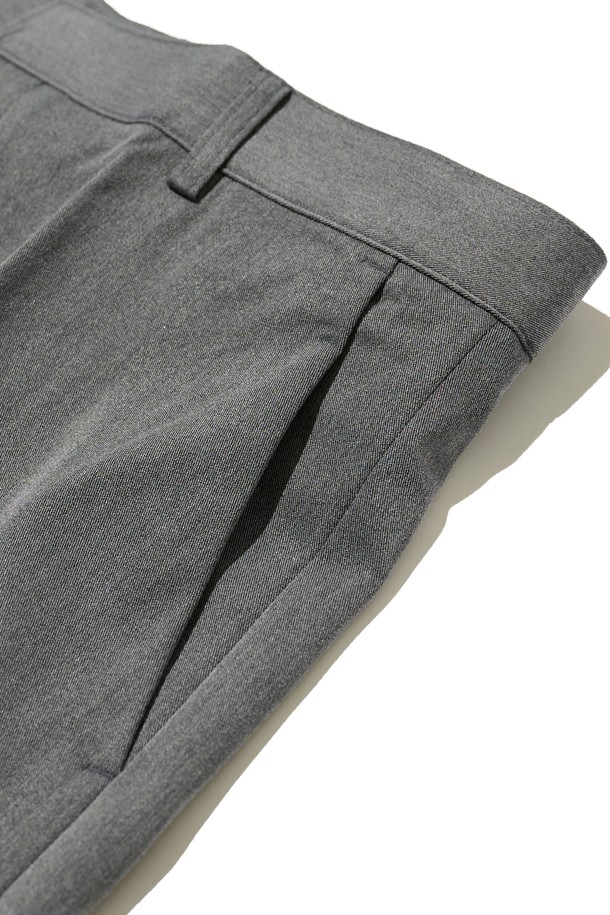 세미 와이드 슬랙스 (차콜)는 일상, 캐주얼, 세미포멀 등 다양한 상황에 활용하기 좋은 남성용 슬랙스입니다. 사계절 착용 가능한 긴 기장의 차콜 컬러 슬랙스로, 클래식하고 베이직한 스타일을 연출합니다. 폴리에스테르와 스판덱스 혼방 소재로 제작되어 주름 방지 및 관리가 용이하며, 깔끔한 실루엣을 제공합니다. 세미 와이드 핏으로 편안함과 스타일리시함을 동시에 잡았으며, 오피스룩, 비즈니스 캐주얼, 출근룩에 적합합니다. 미니멀하고 캐주얼한 스타일을 선호하시는 분들에게 추천합니다.
