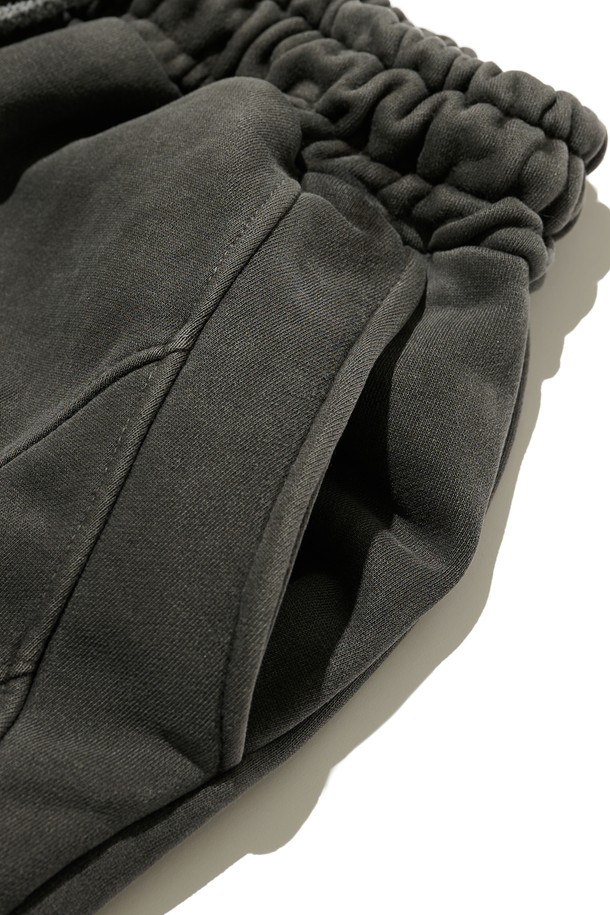 피그 커브드 트레이닝 팬츠는 남성을 위한 차콜 색상의 긴 바지입니다. 면과 폴리에스테르 혼방 소재로 제작되었으며, 스포티하고 캐주얼한 무드를 연출합니다. 커브드 패턴 디자인과 밑단 스트랩 디테일이 돋보이며, 신축성 있는 허리 밴드와 루즈핏으로 편안한 착용감을 제공합니다.
