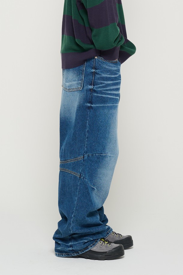 남성용 WASHING WIDE DENIM PANTS (BLUE)는 사계절 착용 가능한 데님 팬츠입니다. 와이드핏과 브러시 워싱, 컷팅 디테일이 돋보이며, 다양한 스타일링에 활용하기 좋습니다. 워싱 패턴이 적용된 블루 색상의 와이드 데님 팬츠로, 캐주얼한 무드를 연출할 수 있습니다.
