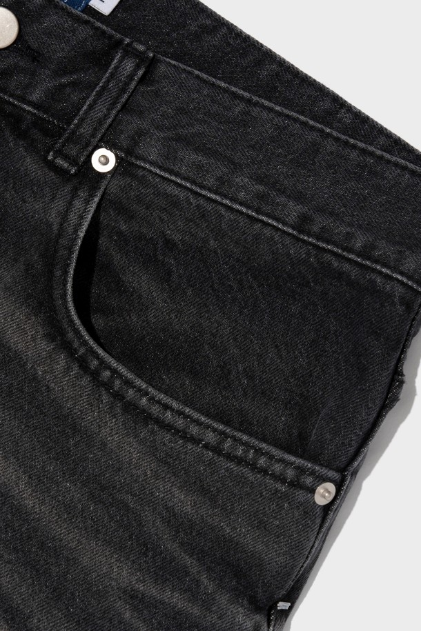 남성용 WASHING WIDE DENIM PANTS (BLACK)은 사계절 활용하기 좋은 블랙 컬러의 와이드핏 데님 팬츠입니다. 워싱, 컷팅, 브러시 워싱 디테일이 돋보이며 드레이프 효과를 주어 캐주얼한 무드를 연출합니다. 데님 소재로 제작되었으며, 긴 기장의 와이드 실루엣이 특징입니다.
