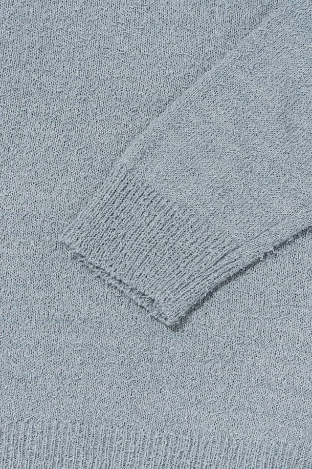 BOUCLE ROUND KNIT (BLUE)는 여름에 입기 좋은 얇은 두께의 아크릴 소재 공용 니트/스웨터입니다. 부드러운 촉감과 통기성이 좋은 와플 패턴의 긴소매 라운드넥 디자인으로, 일상복으로 편안하게 착용 가능하며, 에어컨 바람을 막아주는 용도로도 활용할 수 있습니다. 레귤러 핏의 블루 색상 니트로 다양한 스타일링이 가능합니다.
