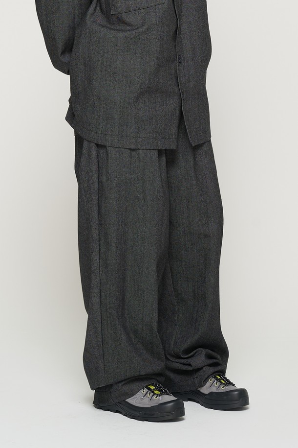 논페이드 소재로 제작되어 색바램 걱정 없이 오랫동안 착용 가능한 블랙 색상의 와이드 밴딩 팬츠입니다. 남녀 모두 착용 가능한 이 사계절용 긴 바지는 면과 폴리에스테르 혼방 소재로 제작되었으며, 밴딩 허리와 편안한 오버핏, 넓은 와이드 핏이 특징입니다. 스트릿, 클래식 무드를 연출하며 일상에서 편안하게 입을 수 있는 무지 패턴의 와이드 밴딩 팬츠입니다.
