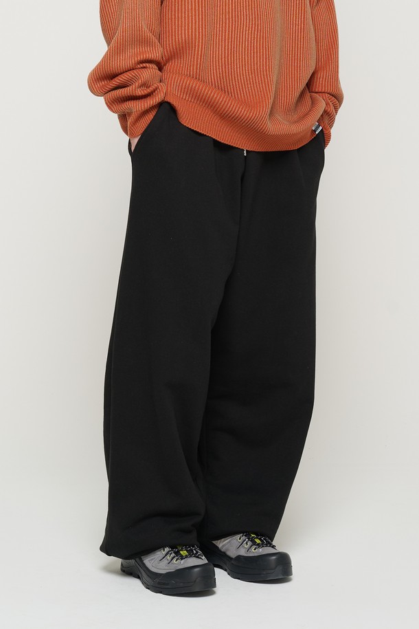 편안한 착용감을 자랑하는 COMFORT DAILY STRING SWEAT PANTS는 부드러운 면과 폴리에스테르 혼방 소재로 제작되었으며, 사계절 내내 활용하기 좋습니다. 허리 밴딩과 밑단 스트링 디테일로 편안함과 스타일을 동시에 잡았으며, 와이드 레그 디자인과 루즈핏으로 캐주얼하고 베이직한 무드를 연출합니다. 블랙 색상의 무지 패턴으로 어떤 상의와도 잘 어울리는 활용도 높은 스웨트팬츠입니다.
