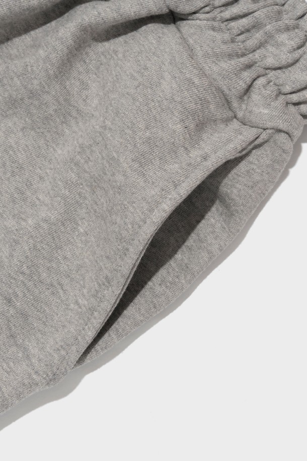 COMFORT DAILY STRING SWEAT PANTS (GRAY)는 남녀 모두 편안하게 입을 수 있는 그레이 색상의 스웨트팬츠입니다. 부드러운 면과 폴리에스테르 혼방 소재로 제작되었으며, 두께감이 있어 봄, 가을, 겨울에 적합하고 루즈핏 와이드 스타일로 일상복은 물론 캐주얼하고 스포티한 무드에도 잘 어울립니다. 스트링 디테일과 카고 스타일의 혼방 디자인이 돋보이며, 밴딩이 있어 편안한 착용감을 제공합니다.
