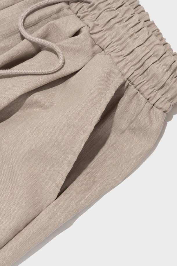 투턱 린넨 와이드 밴딩 팬츠 (베이지)는 간절기와 여름에 활용하기 좋은, 면과 린넨 혼방 소재의 와이드핏 밴딩 팬츠입니다. 부드러운 촉감과 통기성이 우수하여 쾌적하게 착용 가능하며, 무지 디자인에 베이직한 스타일로 어떤 상의와도 잘 어울립니다. 투턱 디테일로 포인트를 더했으며, 넉넉한 와이드 실루엣이 트렌디함을 더합니다. 데이트룩, 카페룩 등 다양한 TPO에 맞춰 캐주얼, 미니멀, 클래식 스타일을 연출해보세요. 베이지, 아이보리, 블루, 카키, 블랙 등 다양한 컬러 옵션으로 만나보실 수 있습니다.
