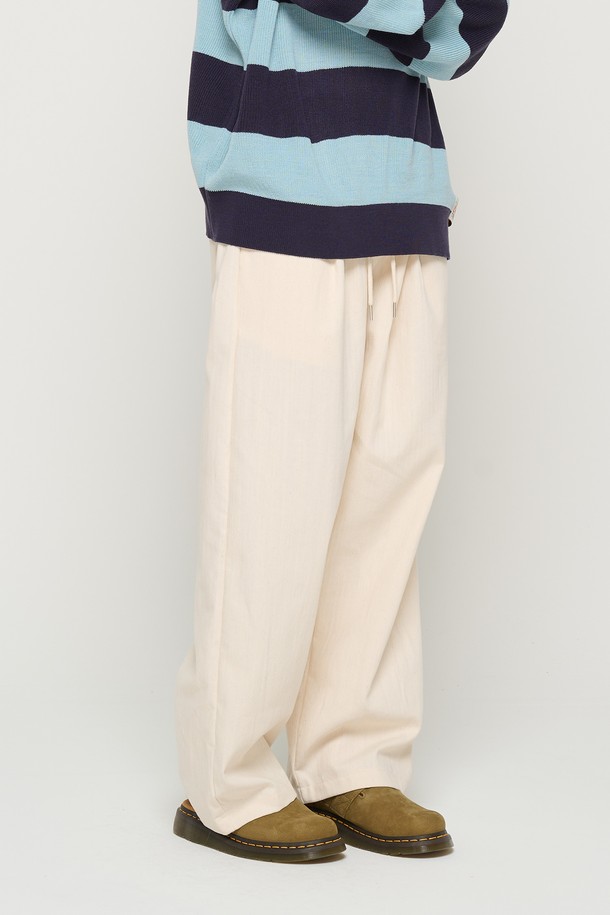 아이보리 컬러의 TWO-TUCK 린넨 와이드 밴딩 팬츠입니다. 봄, 여름 시즌에 착용하기 좋은 얇은 두께감의 린넨, 면 혼방 소재로 제작되었습니다. 투턱 디테일과 와이드핏으로 트렌디한 실루엣을 연출하며, 밴딩 처리로 편안한 착용감을 선사합니다. 베이직하고 캐주얼한 스타일로 데이트룩, 카페룩 등 다양한 TPO에 활용 가능합니다. 아이보리, 베이지, 블루, 카키, 블랙 5가지 색상으로 만나보세요.
