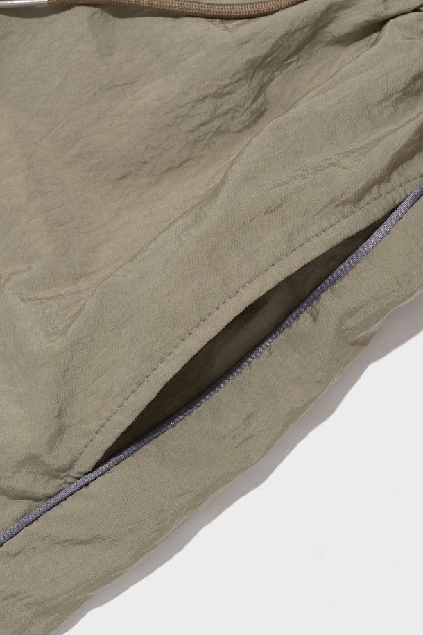 나일론 소재의 Y2K 파이핑 와이드 팬츠는 부드러운 촉감과 루즈핏으로 편안한 착용감을 제공하며, 카키, 블랙, 그레이 색상으로 출시되었습니다. 밴딩 처리된 허리와 사이드 파이핑 디테일이 돋보이며, 아메카지 스타일의 캐주얼한 연출이 가능합니다. 봄, 여름 시즌에 어울리는 얇은 두께의 긴 바지로, 일상생활에서 드레이프 효과를 더해 트렌디한 스타일을 완성할 수 있습니다.
