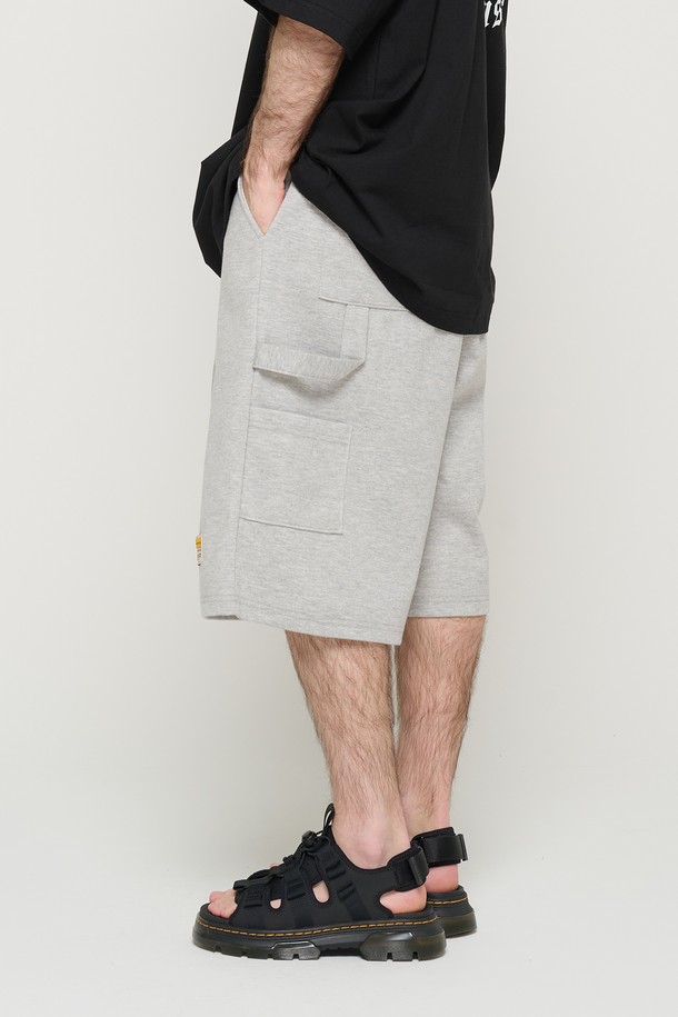 일상에서 편안하게 입을 수 있는 남성용 그레이 색상 버뮤다 카펜터 팬츠입니다. 면 소재로 제작되어 부드러운 촉감을 자랑하며, 루즈핏과 밴딩으로 편안한 착용감을 제공합니다. 카고 포켓과 사이드 포켓 디자인이 돋보이며, 봄, 여름 시즌에 어울리는 캐주얼하고 스트릿한 스타일을 연출할 수 있습니다.
