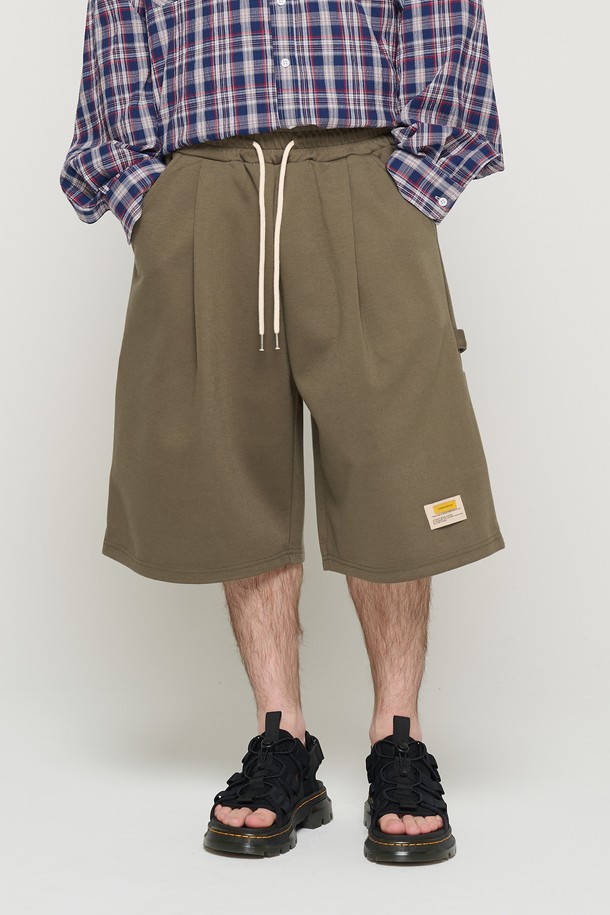 면 소재의 카키 색상 버뮤다 팬츠입니다. 스탠다드 핏으로 편안하게 착용 가능하며, 허리 밴딩과 사이드 카고 포켓이 특징입니다. 봄, 여름 시즌에 데일리 및 캐주얼, 스트릿 스타일로 연출하기 좋습니다.
