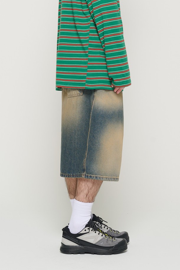 빈티지 워싱이 돋보이는 블루 컬러의 남성용 데님 버뮤다 팬츠입니다. 와이드핏으로 편안한 착용감을 선사하며, 빈티지한 무드와 캐주얼 스타일을 연출하기에 좋습니다. 봄, 여름 시즌에 일상복으로 활용하기 좋은 반바지입니다.
