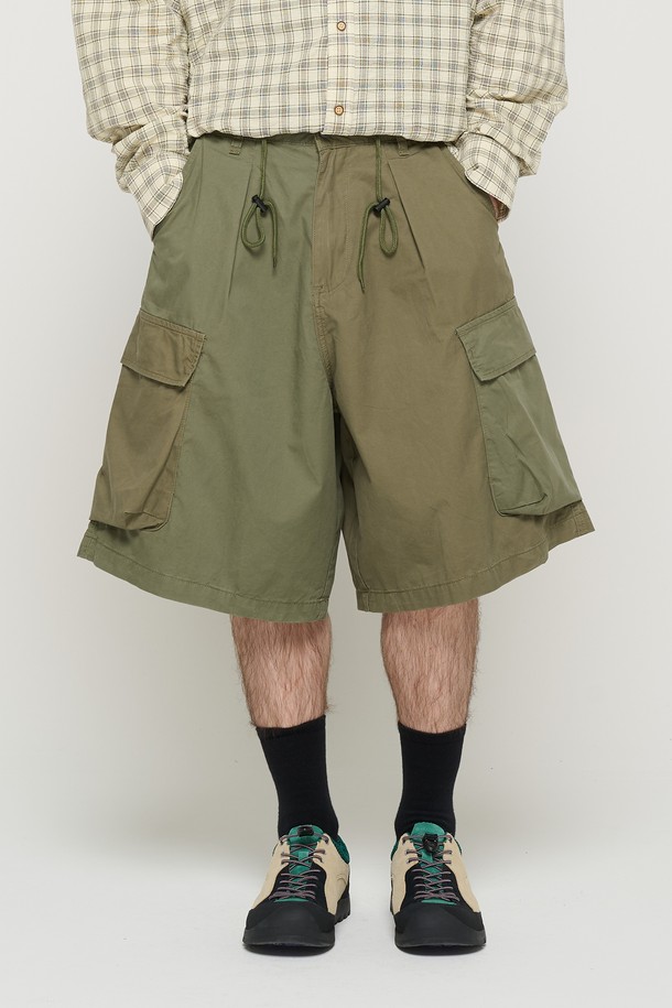 CB WASHED CARGO HALF PANTS (KHAKI)는 남성용 카고 반바지로, 봄, 여름 시즌에 착용하기 좋습니다. 워싱 가공된 면 소재로 제작되어 부드러운 촉감을 제공하며, 레귤러 핏과 스탠다드핏으로 편안한 착용감을 선사합니다. 카키와 블랙 두 가지 색상으로 출시되었으며, 카고 포켓 디테일과 대비되는 원단 디테일이 특징입니다.

