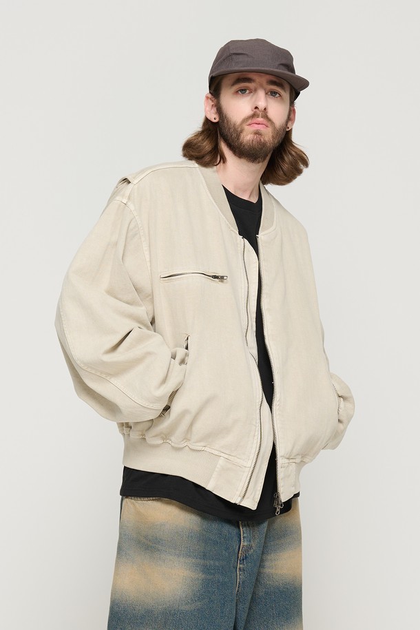 피그먼트 워싱 블루종 재킷 (베이지)은 아메리칸 캐주얼 스타일의 남성용 블루종 재킷입니다. 봄, 가을에 입기 좋으며, 세미오버핏으로 편안한 착용감을 선사합니다. 면 소재에 중간 두께감으로 제작되었으며, 가슴 지퍼 포켓과 소매 절개 디테일, 어깨라인 패턴, 피그먼트 워싱 가공으로 포인트를 더했습니다. 데이트룩, 카페룩, 캐주얼, 미니멀, 시티보이룩에 모두 잘 어울리는 활용도 높은 아이템입니다. 지퍼형 여밈 방식으로 간편하게 착용할 수 있습니다.
