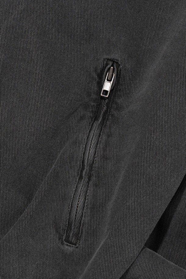 피그먼트 워싱 블루종 재킷 (차콜)은 아메리칸 캐주얼 스타일을 기반으로 한 간절기용 블루종 재킷입니다. 차콜, 그레이, 카키, 베이지 등 4가지 다채로운 컬러 옵션으로 제공되며, 면 소재를 사용하여 편안한 착용감을 선사합니다. 가슴 지퍼 포켓 디테일과 소매 절개, 어깨 라인 패턴이 특징이며, Y2K 트렌드를 반영한 항공 자켓 스타일을 연출합니다. 세미 오버핏으로 제작되어 데이트룩, 가을 나들이룩 등 다양한 TPO에 활용 가능하며 캐주얼, 시티보이, 미니멀 스타일을 즐기는 고객에게 적합합니다.
