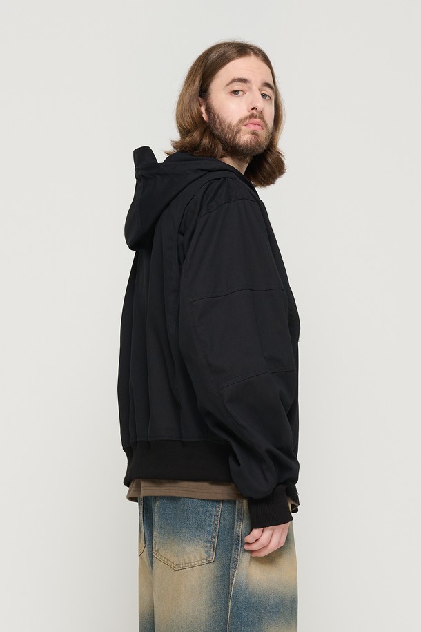 후드 디자인과 카고 디테일이 돋보이는 남성용 후드 밀리터리 자켓입니다. 루즈핏으로 편안하게 착용 가능하며, 면 소재로 제작되어 일상에서 캐주얼하게 연출하기 좋습니다. 블랙 색상의 이 아우터는 봄, 가을에 활용하기 좋으며, 히든 지퍼와 후드 바이저 장식이 특징입니다.
