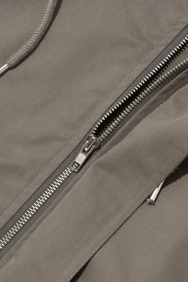 후드 디자인과 바이저 디테일이 돋보이는 카키 색상의 후드 야상 자켓입니다. 면 소재로 제작되었으며, 레귤러 핏으로 편안하게 착용 가능하고 남녀 모두에게 잘 어울립니다. 봄, 가을 시즌에 밀리터리 캐주얼 스타일을 연출하기 좋으며, 커버드 지퍼와 플라이트 포인트 디테일이 특징입니다.
