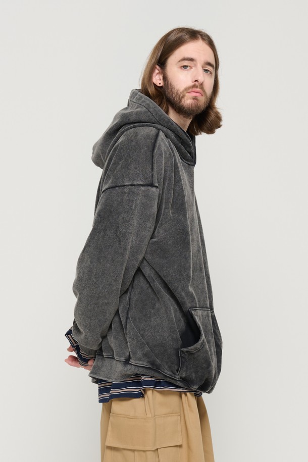 피그 다잉 오버 후드 (블랙)는 남녀 모두 착용 가능한 후드티입니다. 캐주얼, 스트릿 스타일을 연출하기 좋으며, 가을, 겨울 시즌에 적합합니다. 면과 폴리에스테르 혼방 소재로 제작되었으며, 피그먼트 워싱 처리로 빈티지한 느낌을 더했습니다. 오버핏과 박시핏으로 편안한 착용감을 제공하며, 단품 또는 레이어드하여 다양한 스타일을 연출할 수 있습니다. 블랙과 차콜 두 가지 컬러 옵션으로 만나보세요.
