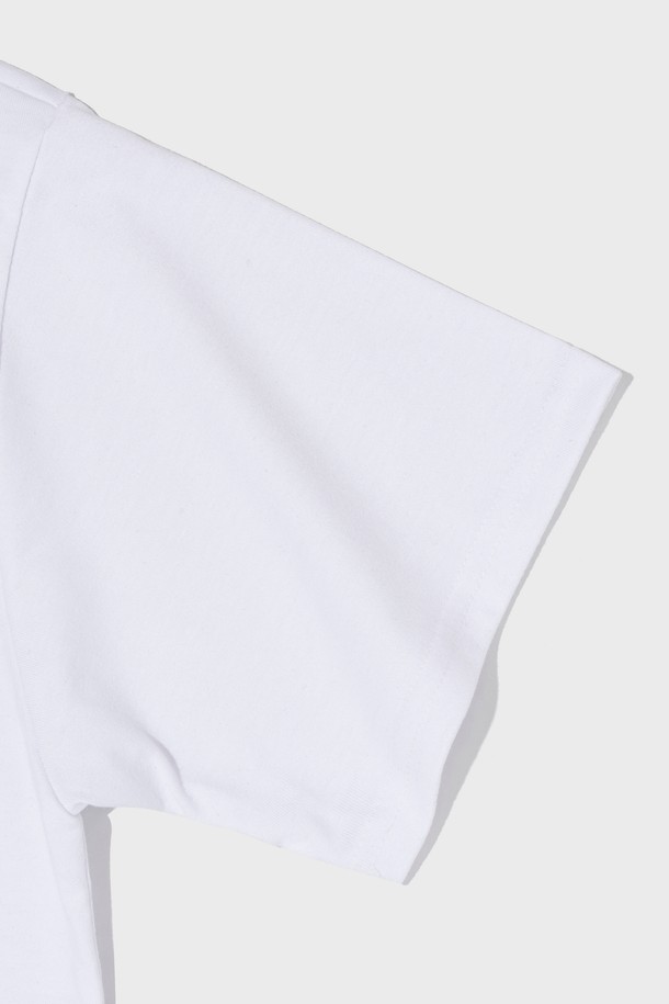 브랜드 메시지가 담긴 레터링 디자인이 돋보이는 아카이브 레터링 반팔 티셔츠입니다. 면 35%와 폴리에스터 65% 혼방 소재를 사용하여 부드러운 촉감을 자랑하며, 이중 가공 처리로 변형이 적고 내구성이 뛰어납니다. 화이트 색상의 세미오버핏 디자인으로, 봄, 여름철 일상에서 캐주얼하고 베이직한 스타일을 연출하기에 좋습니다.
