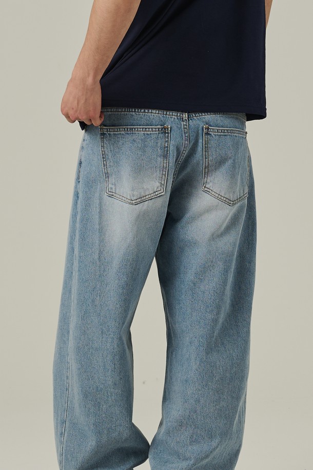 베이직한 디자인으로 다양한 캐주얼 스타일링에 용이한 남성용 연청 데님 팬츠입니다. 봄, 여름, 가을에 입기 좋은 두께감의 면 데님 소재로 제작되었으며, 워싱 가공을 거쳐 자연스러운 멋을 더했습니다. 세미 와이드 핏으로 편안하게 착용할 수 있습니다.
