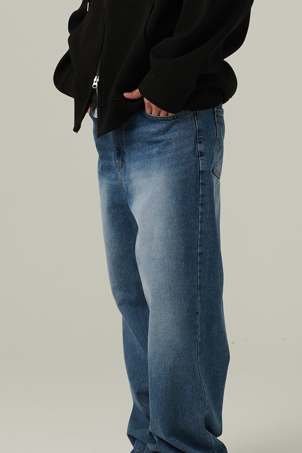 베이직 워싱 세미 와이드 데님팬츠는 남성용으로, 봄, 여름, 가을에 입기 좋은 중청 컬러의 데님 팬츠입니다. 세미 와이드핏으로 편안하게 착용 가능하며, 워싱 가공을 통해 자연스러운 멋을 더했습니다. 베이직하고 캐주얼한 스타일로 일상에서 활용하기 좋습니다.
