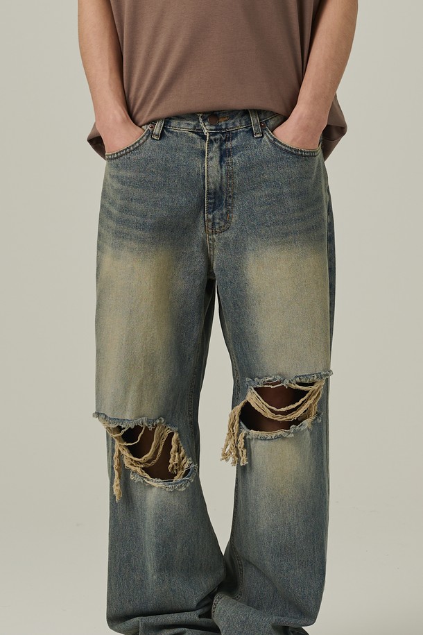 빈티지 디스트로이드 데님팬츠는 중청 컬러에 디스트로이드 디테일이 돋보이는 남성용 데님 팬츠입니다. 스트리트 무드를 연출하기 좋으며, 자연스러운 밑단 주름과 앞면 디스트로이드 디테일이 특징입니다. 세미와이드, 스트레이트 핏의 루즈핏 디자인으로 봄, 여름, 가을 일상복으로 적합합니다.
