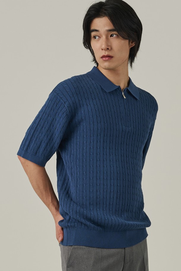 케이블 패턴이 돋보이는 딥블루 색상의 남성용 반팔 니트입니다. 면, 레이온, 스판덱스 혼방 소재로 부드러운 촉감과 통기성이 뛰어나 여름철 일상복으로 적합합니다. 슬림핏에 하프 집업 카라 디자인으로 캐주얼하면서도 트렌디한 스타일을 연출할 수 있습니다.
