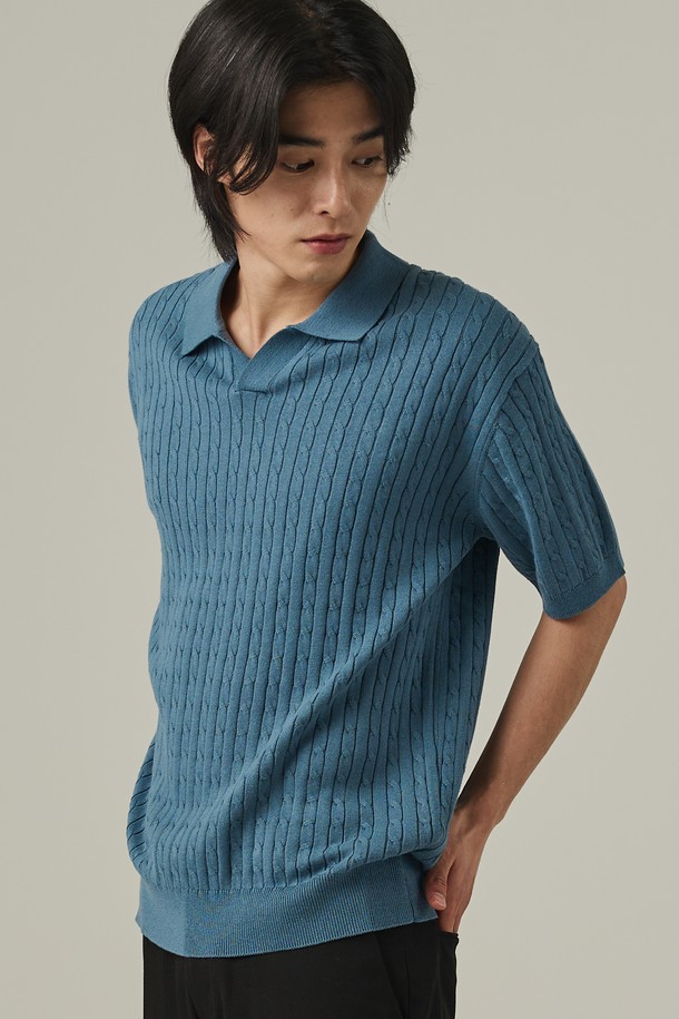 데일리로 활용하기 좋은 블루 컬러의 케이블 오픈카라 반팔 니트입니다. 부드러운 면 소재로 제작되어 촉감이 좋고, 얇은 두께로 여름에도 시원하게 착용 가능하며 통기성이 뛰어납니다. 레귤러 핏으로 편안하게 떨어지는 디자인이 특징입니다.
