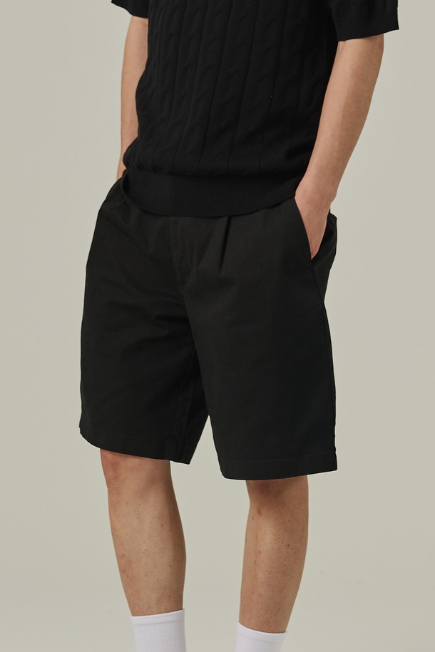 남성용 코튼 핀턱 반바지는 여름철 일상에서 편안하게 입을 수 있는 블랙 색상의 세미 와이드 루즈핏 제품입니다. 면 소재로 제작되었으며, 무지 패턴의 치노 스타일 디자인이 특징입니다. 핀턱 디테일과 앞주머니 디자인이 더해져 캐주얼하면서도 베이직한 스타일을 연출할 수 있습니다.
