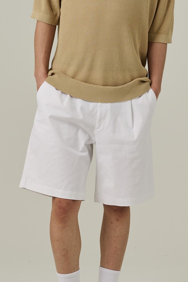 데일리로 활용하기 좋은 남성용 코튼 핀턱 반바지입니다. 부드러운 면 소재로 제작되었으며, 세미 와이드핏과 무지 화이트 컬러가 특징입니다. 핀턱 디테일과 앞주머니 디자인이 돋보이는 치노 스타일의 반바지로, 여름철 캐주얼하고 베이직한 스타일을 연출할 수 있습니다.
