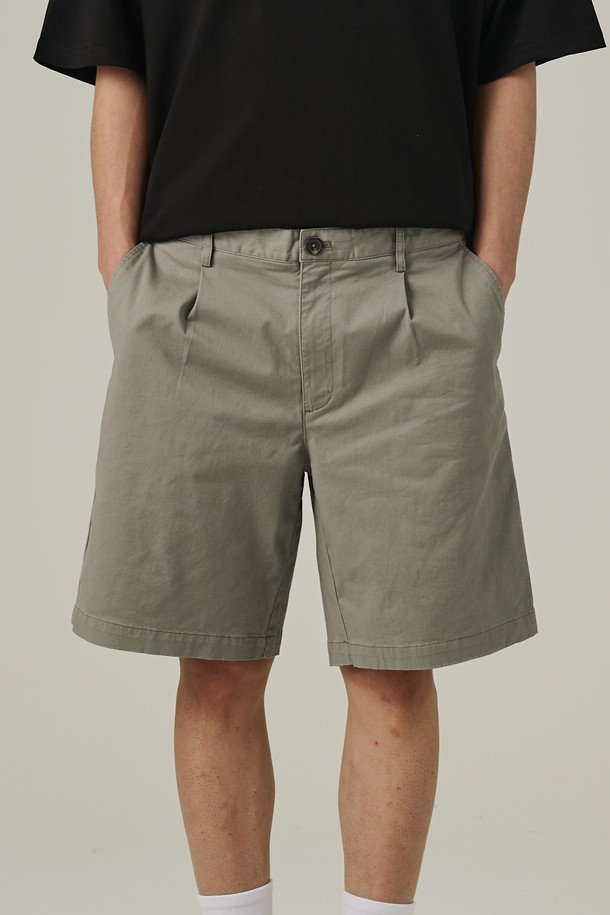 여름에 어울리는 카키 색상의 남성용 코튼 핀턱 반바지입니다. 얇은 면 소재로 제작되었으며, 세미 와이드 루즈핏으로 편안하게 착용 가능하고, 핀턱 디테일과 앞주머니 디자인이 특징입니다. 베이직하고 캐주얼한 스타일로 일상에서 활용하기 좋은 무지 패턴의 치노 스타일 반바지입니다.
