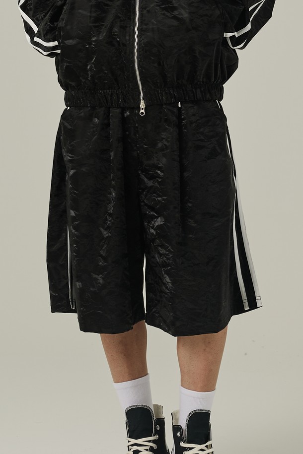 트렌디한 스트릿 무드의 남성용 트랙 버뮤다 팬츠입니다. 블랙 색상에 트럭 스타일 패턴이 돋보이며, 봄, 여름철 일상 및 트레이닝에 적합합니다. 관리가 용이한 폴리에스터 소재로 제작되었고 스트릿핏으로 편안하게 착용할 수 있습니다.
