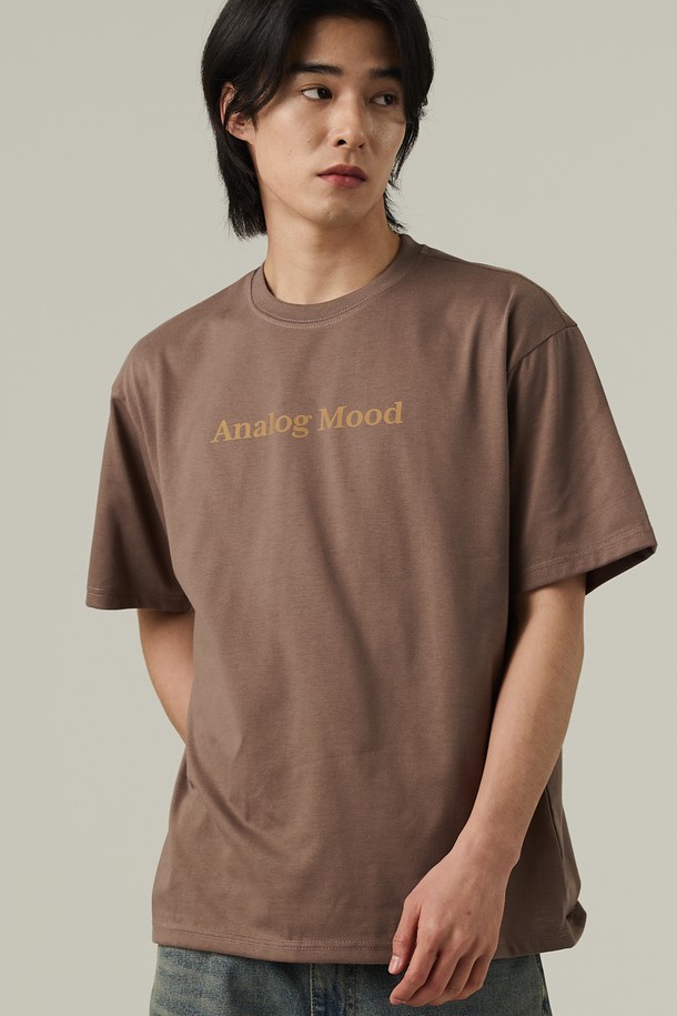 부드러운 촉감의 20수 원단으로 제작된 베이직 로고 반팔티 (모카)입니다. 텀블 가공 처리로 세탁 후 변형을 최소화했으며, 브랜드 로고 디자인이 돋보입니다. 남성용 레귤러 핏으로, 봄, 여름철 일상에서 다양한 스타일링이 가능합니다.
