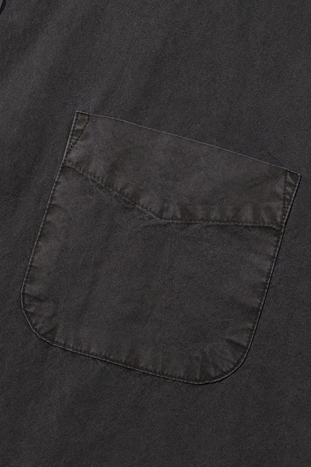 CB PIGMENT SHORT SLEEVE SHIRT (CHARCOAL)은 차콜 색상의 공용 셔츠입니다. 면 소재로 제작되었으며, 피그먼트 워싱 가공을 거쳐 캐주얼하고 스트릿한 무드를 연출합니다. 반소매 기장의 무지 패턴 셔츠로 봄, 여름철 일상복으로 적합합니다.
