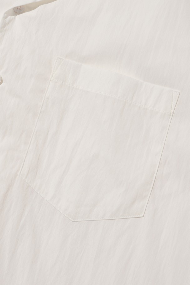 화이트 색상의 COOL WASHING SHORT SLEEVE SHIRT는 레이온, 나일론, 폴리에스테르 혼방 소재로 제작되어 부드러운 촉감과 가벼운 착용감을 선사하는 남녀 공용 셔츠입니다. 통기성이 뛰어나 여름철 데일리웨어로 적합하며, 베이직하고 캐주얼한 무드를 연출합니다. 오버핏에 반소매 디자인, 무지 패턴으로 다양한 스타일링이 가능합니다.
