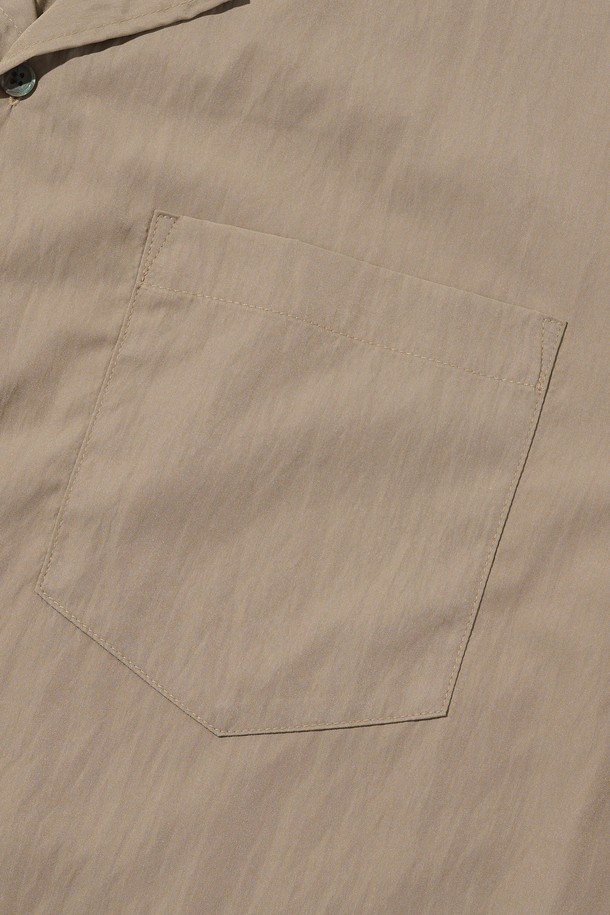 COOL WASHING SHORT SLEEVE SHIRT (BEIGE)는 여름철 일상에서 편안하게 입을 수 있는 공용 셔츠입니다. 레이온, 나일론, 폴리에스테르 혼방의 얇고 부드러운 소재로 제작되어 통기성이 뛰어나며, 베이직한 무지 패턴과 오버핏 디자인으로 캐주얼한 스타일을 연출합니다. 관리가 용이하며 베이지, 화이트, 블루, 블랙 색상으로 제공됩니다.
