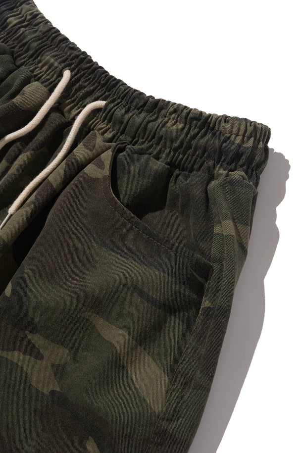 차콜 블랙 색상의 CAMO PATTERN BIO BERMUDA PANTS는 남성을 위한 카고 스타일의 버뮤다 팬츠입니다. 면 소재로 제작되었으며, 카모 패턴과 와이드핏 디자인이 특징이며, 바이오 워싱 가공을 거쳐 하드한 촉감을 제공합니다. 밴딩 처리되어 편안한 착용감을 선사하며, 봄, 여름 시즌 일상에서의 포인트 코디에 적합합니다.
